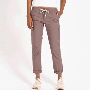 Vuori Women's Ripstop Pants. Size Small. In a mauve color